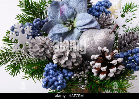 Arrangement de fleurs de Noël avec les poinsettias en soie bleue. Fond de Noël avec des pommes de pin décorées. Banque D'Images