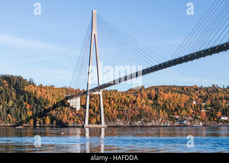 Skarnsund, pont à haubans en béton en Norvège Banque D'Images