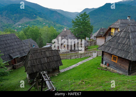 Mokra Gora, signifiant la montagne humide en anglais, est un village de Serbie sur les pentes nord de la montagne Zlatibor. Banque D'Images