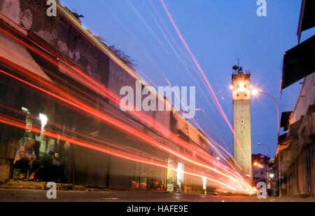 Vieille tour de l'horloge et chaudron magasins dans le bazar Kazancilar à Adana. Banque D'Images