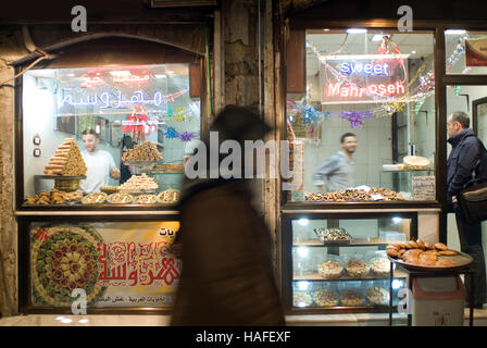 Un magasin avant l'intérieur du Souk Al Madina à Alep, Syrie, avant qu'il a été en grande partie détruit pendant la guerre civile en Syrie. Banque D'Images