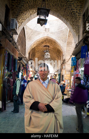 Un homme à Souk Al Madina à Alep, Syrie, avant qu'il a été en grande partie détruit pendant la guerre civile en Syrie. Banque D'Images