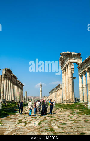 La Grande Colonnade, construit par les romains au 2ème siècle, à l'ancienne cité d'Apamée près de Hama en Syrie. Banque D'Images