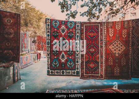 Tapis traditionnel arménien avec ornements traditionnels et les modèles à vendre à Erevan en Arménie. Les couleurs sépia à l'ancienne. Banque D'Images