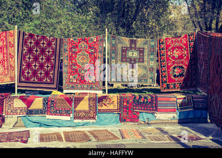 Tapis traditionnel arménien avec ornements traditionnels et les modèles à vendre à Erevan en Arménie. Les couleurs sépia à l'ancienne. Banque D'Images