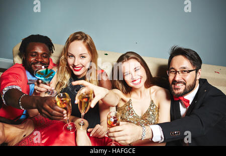 Toasting jeunes looking at camera Banque D'Images