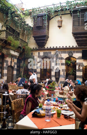 Diners à Bab Al Hara Restaurant dans la vieille ville de Damas en Syrie. Banque D'Images