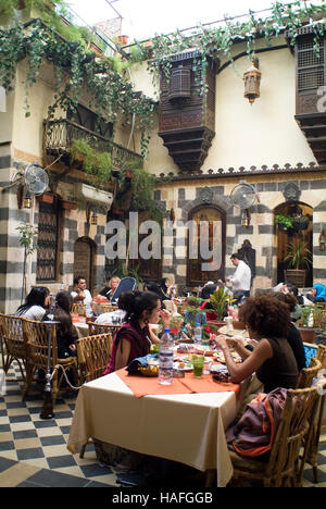 Diners à Bab Al Hara Restaurant dans la vieille ville de Damas en Syrie. Banque D'Images