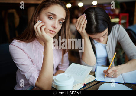 Se préparer pour les étudiants du collège séminaire en bibliothèque Banque D'Images