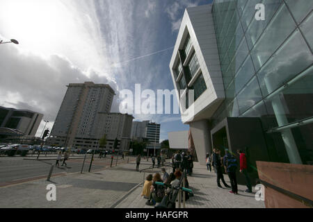 CARDIFF, Royaume-Uni. Le 9 septembre 2016. Les étudiants de l'Université de Nouvelle-Galles du Sud se tiennent à l'extérieur de leur campus, l'Atrium. Banque D'Images