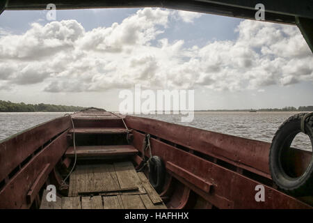 Vue depuis un bateau en bois sur une rivière Banque D'Images