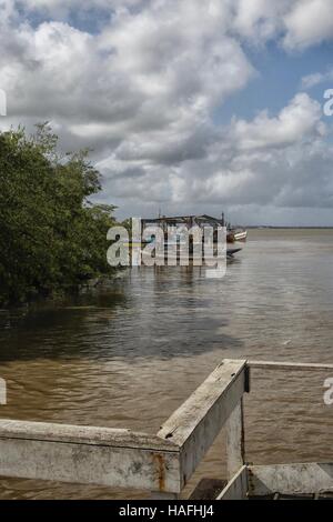 Suriname rivière avec bateaux près du rivage Banque D'Images