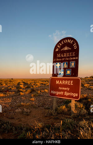 Une super pleine lune se lève à Marree dans l'arrière-pays australien Banque D'Images