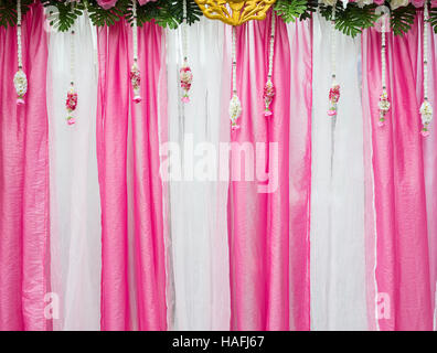 Toile tissu rose et blanc avec les fleurs fraîches de la cérémonie de mariage. Banque D'Images