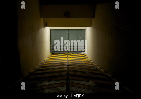 Entrée de garage de stationnement souterrain, Paris Banque D'Images