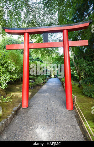 Une porte Torii à l'entrée du jardin japonais à Butchart Gardens, Victoria, Île de Vancouver, Colombie-Britannique, Canada Banque D'Images