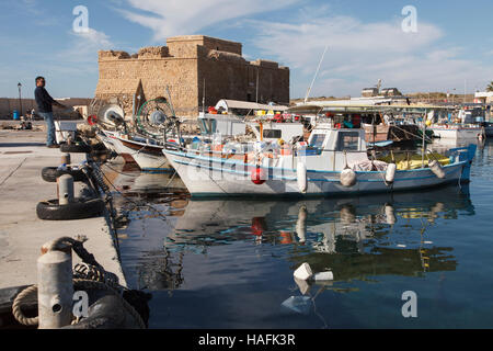 Le port de Paphos, Chypre et le Château Banque D'Images