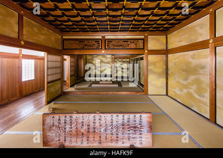 Le Japon, Tatsuno castle. Asagiri, Keirozan-Jo-jo. Palais Honmaru reconstruit, de l'intérieur. Diamyo à manger avec des portes coulissantes et plafond orné. Banque D'Images