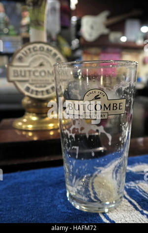 Sur un amer Butcombe bar dans le Somerset, England, UK Banque D'Images