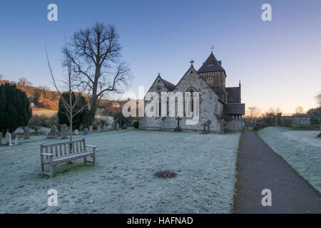 L'église St Laurence dans village de Seale entouré par un paysage préservé d'un beau matin d'hiver glacial Banque D'Images