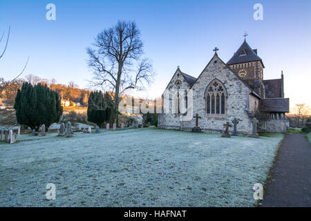 L'église St Laurence dans village de Seale entouré par un paysage préservé d'un beau matin d'hiver glacial Banque D'Images