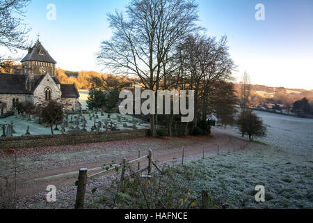 L'église St Laurence dans village de Seale entouré par un paysage préservé d'un beau matin d'hiver glacial Banque D'Images