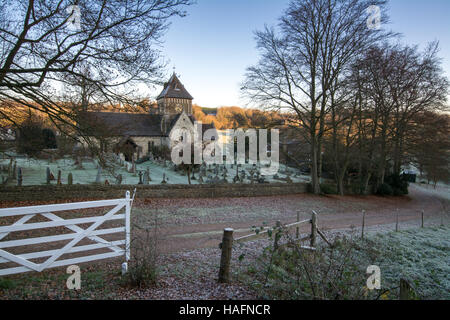 L'église St Laurence dans village de Seale entouré par un paysage préservé d'un beau matin d'hiver glacial Banque D'Images