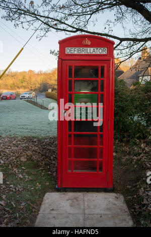 Boîte de téléphone rouge convertie en station de défibrillateur médical Seale village de Surrey, UK Banque D'Images