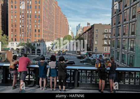 Avis de W 23rd Street vers London Terrace Apartments à partir de la ligne haute de ronde à Manhattan, New York, United States. Banque D'Images