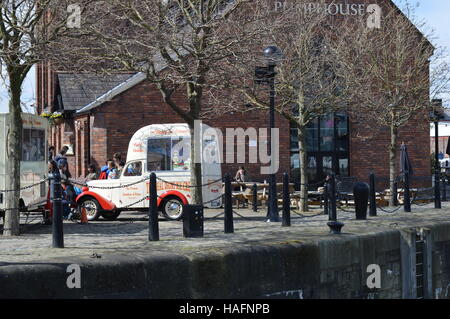 Vintage Ice cream van sur Albert Dock Liverpool UK Banque D'Images