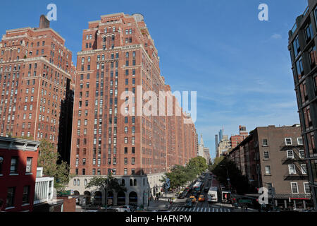 London Terrace Apartments sur W 23rd Street vue depuis le passage de la ligne haute de Manhattan, New York, United States. Banque D'Images