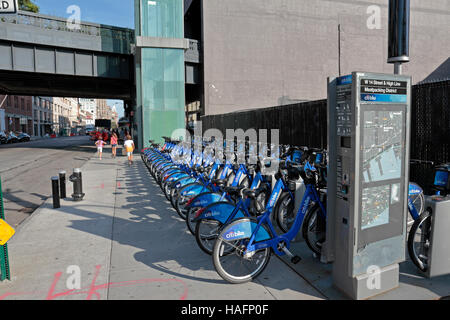 Un presque plein de Citi bank Bike Vélos sur W 14th Street, à proximité de Chelsea, New York, United States. Banque D'Images