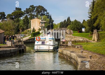 Le CANAL DU MIDI, qui coule le long de l'histoire, Languedoc Roussillon Midi Pyrénées Banque D'Images