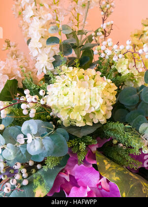 Bouquet de fleurs blanches, vert feuille vase en verre. Bouquet frais du printemps. Fond d'été Banque D'Images