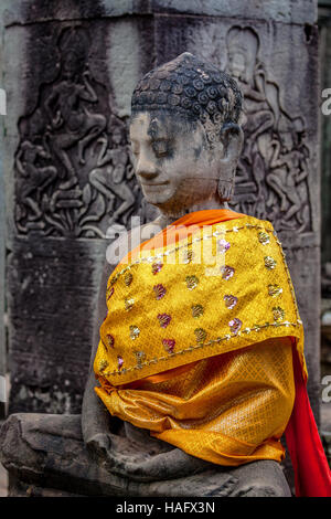 Statue de Bouddha enveloppé dans l'intérieur de la robe de soie temple principal à l'ancienne, 12ème siècle site religieux d'Angkor Thom. Banque D'Images