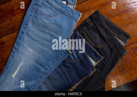 Jeans sur un fond de bois .marron Détail Effilochés de nice Banque D'Images