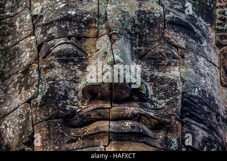 Face pierre énigmatique du roi Jayavarman VII est au Bayon, Angkor Thom, Siem Reap, Royaume du Cambodge. Banque D'Images