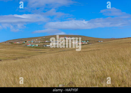 Maisons tribales rurales éparpillées sur un paysage du Transkei en Afrique du Sud. Banque D'Images