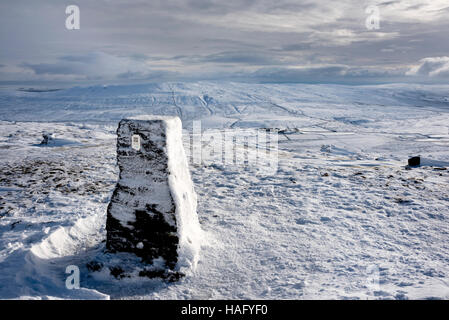 Le trig point et d'un sommet couvert de neige le Pen-y-ghent, l'un des Trois Pics, près de régler, North Yorkshire, UK Banque D'Images