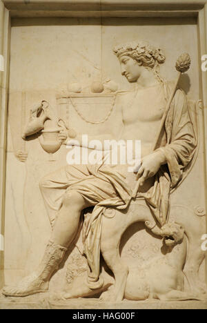 Dionysos assis. Le soulagement. Le marbre blanc. 1er siècle après JC. Musée Archéologique National. Naples. L'Italie. Banque D'Images