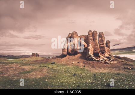 Les vestiges d'une petite rivière sur le dzong tibétain shore, le Tibet central Banque D'Images