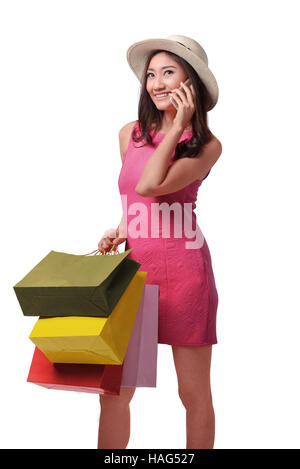 Shopping time, beautiful Asian woman with hat à parler au téléphone, isolé sur fond blanc Banque D'Images