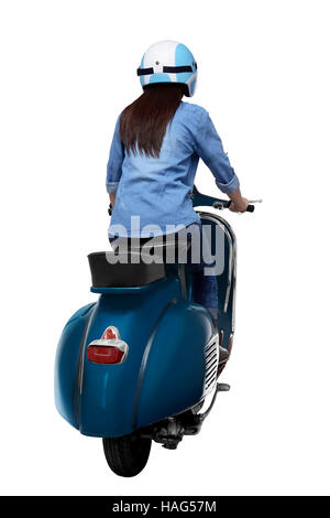 Young Asian woman wearing helmet assis sur un vieux scooter, isolé sur fond blanc Banque D'Images