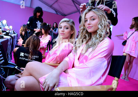 Devon Windsor (à gauche) et Rachel Hilbert dans les coulisses du Victoria's Secret fashion show qui a eu lieu au Grand Palais, Paris, France. Banque D'Images