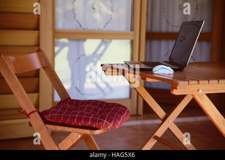 Concept de travail nomade avec l'image sur l'ordinateur de table en bois et de la lumière du soleil, les arbres flous de la nature park et la saison d'arrière-plan Banque D'Images