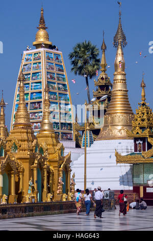 Temples au complexe de la pagode Shwedagon à Yangon, Myanmar. Banque D'Images