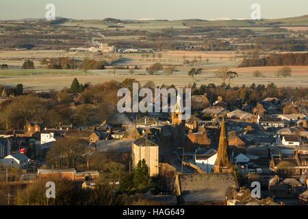 Un hiver glacial matin regardant vers le bas sur la ville de Lockerbie, Annandale, Ecosse, Royaume-Uni Banque D'Images