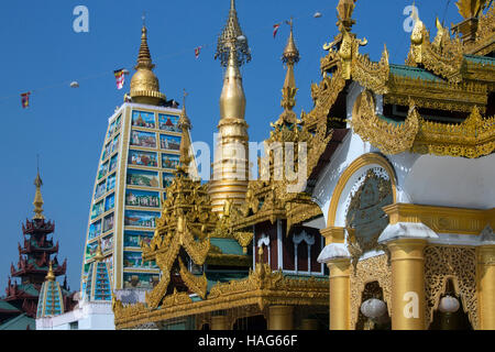 Temples de la pagode Shwedagon, complexe (officiellement intitulée Zedi Shwedagon Daw). Dans la ville de Yangon au Myanmar (Birmanie). Banque D'Images