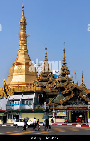 La pagode Sule est un stupa birman situé au cœur du centre-ville de Yangon (Rangoon), au Myanmar (Birmanie). C'est dans le centre-ville o Banque D'Images