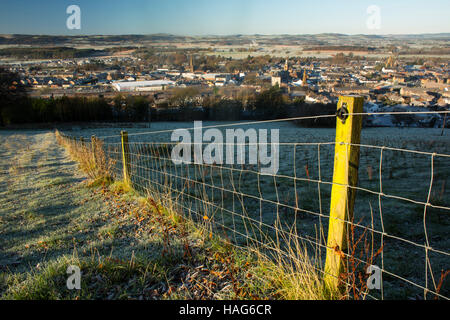 Regardant vers le bas sur une gelée sur Lockerbie froid matin d'hiver du soleil depuis la colline de mounthoolie au-dessus de la ville, Annandale, Ecosse, Royaume-Uni Banque D'Images